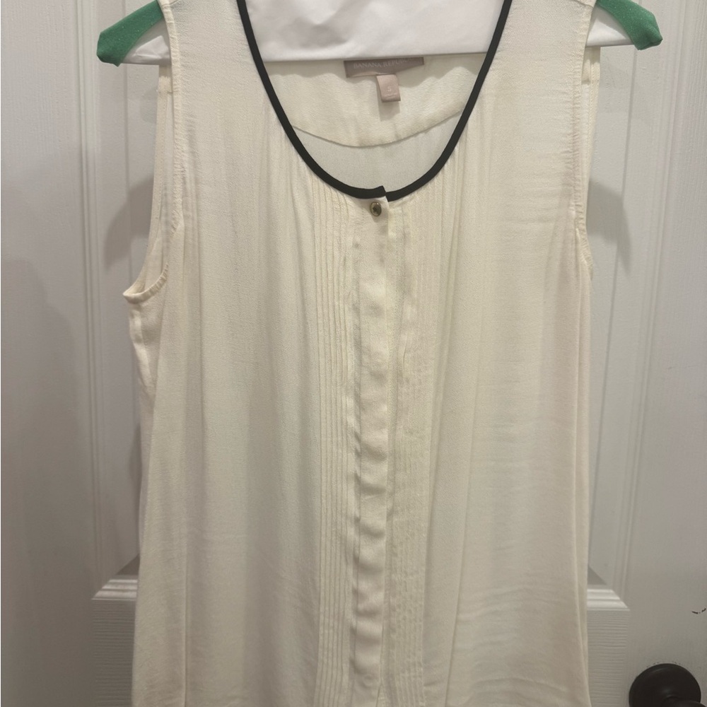 Banana Republic Cream Sleeveless Buttoned Blouse